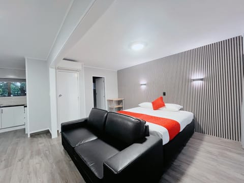 Queen Studio | Iron/ironing board, free WiFi, bed sheets