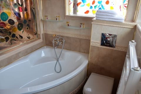 Superior Suite | Bathroom | Shower, hair dryer, slippers, towels