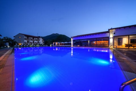 Seasonal outdoor pool, pool umbrellas, sun loungers