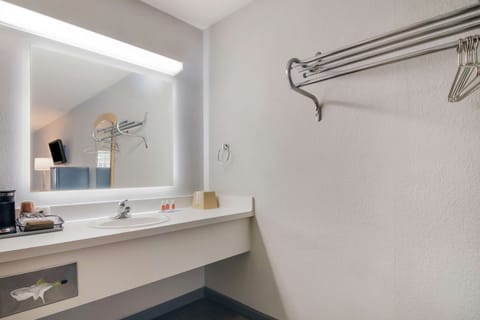 Standard Room, 1 King Bed, Non Smoking | Desk, blackout drapes, iron/ironing board, free WiFi