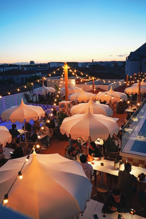 Poolside bar