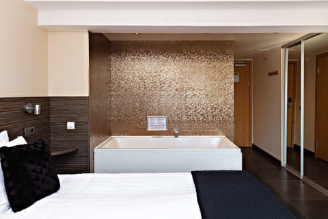 Superior Room, 1 Double Bed, Non Smoking, Jetted Tub | Desk, laptop workspace, blackout drapes, iron/ironing board