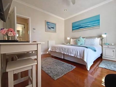 Minibar, in-room safe, individually decorated, individually furnished