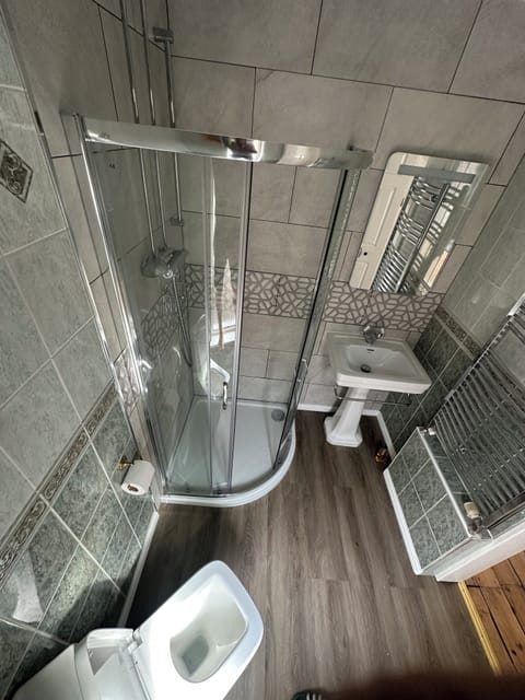 Superior Double or Twin Room | Bathroom | Shower, deep soaking tub, free toiletries, hair dryer