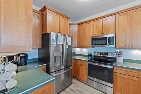 Refrig with 2 icemakers! Stove/Oven with built in air fryer option!