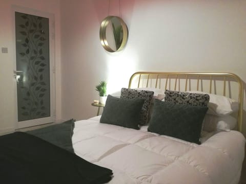 Comfort Double Room, 1 King Bed | Iron/ironing board, free WiFi, bed sheets