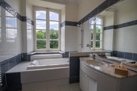 Deluxe Double Room (Turner) | Bathroom | Shower, free toiletries, hair dryer, towels