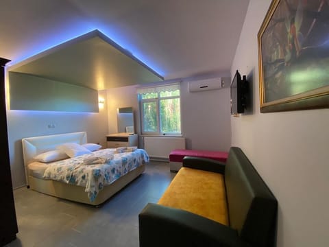 3 bedrooms, Egyptian cotton sheets, premium bedding, laptop workspace