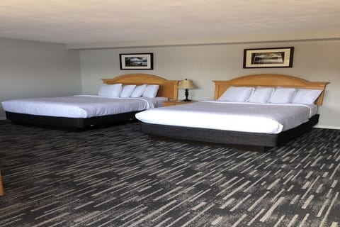 2 Queen Beds with Balcony (Lake Building) | Free WiFi, bed sheets