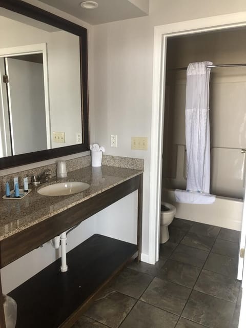 Superior 2 Queen Beds, Pool Building | Bathroom | Combined shower/tub, towels