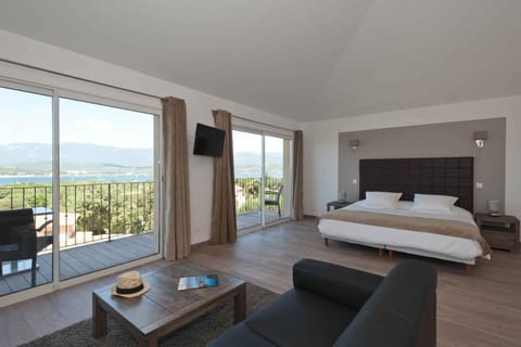 Junior Suite, Sea View | Premium bedding, minibar, in-room safe, soundproofing