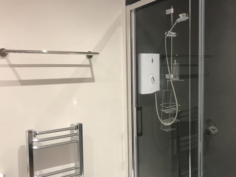 Classic Double Room, 1 Double Bed, Garden View | Bathroom | Shower, free toiletries, hair dryer, towels