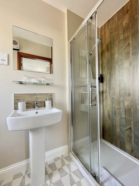 Superior Double Room, 1 Queen Bed | Bathroom | Hair dryer, towels, soap, toilet paper