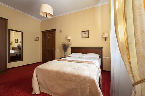 Classic Double Room, City View | In-room safe, desk, blackout drapes, iron/ironing board