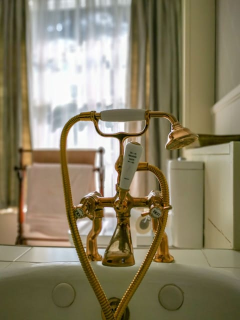 Luxury Room, 1 King Bed (Phantom) | Bathroom | Free toiletries, towels