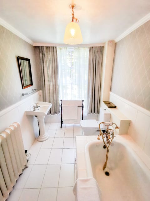 Luxury Room, 1 King Bed (Phantom) | Bathroom | Free toiletries, towels