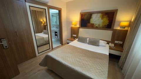 Minibar, in-room safe, soundproofing, WiFi (free)