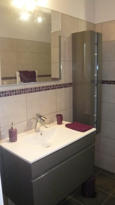 Comfort Double Room, 1 Queen Bed, Garden View (Victoire) | Bathroom | Shower, free toiletries, hair dryer, towels