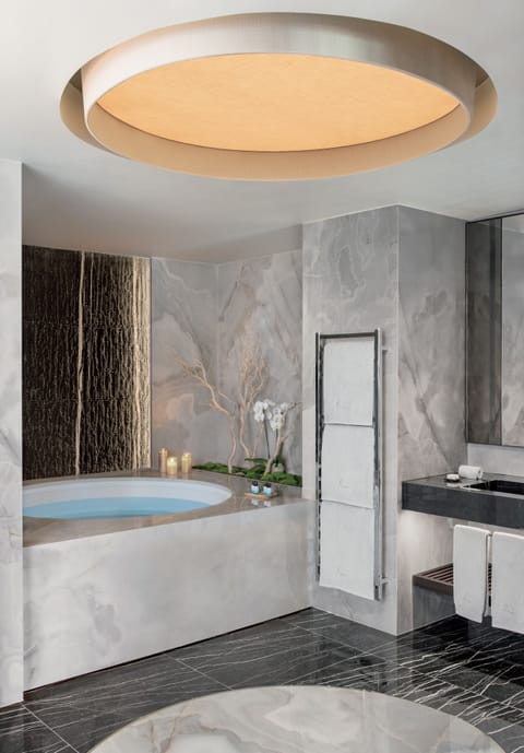 Luxury Apartment, 3 Bedrooms | Bathroom | Free toiletries, hair dryer, bathrobes, slippers