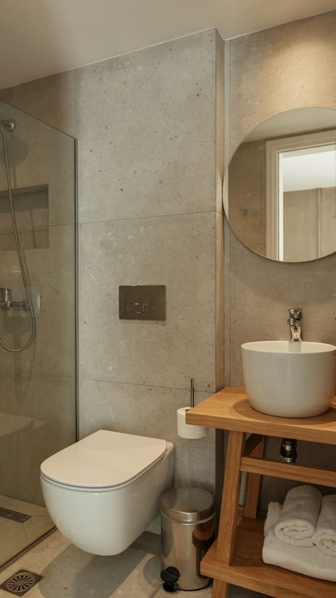 Deluxe Room | Bathroom | Shower, hair dryer, towels