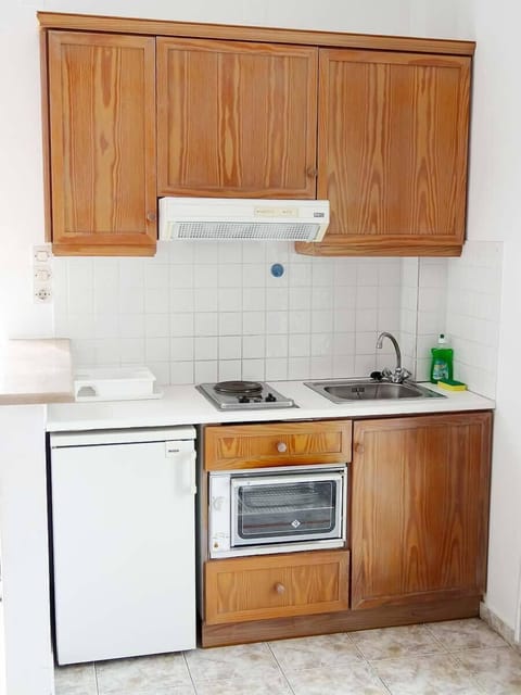 Apartment, 1 Bedroom, Garden View | Private kitchenette | Fridge, stovetop, cookware/dishes/utensils