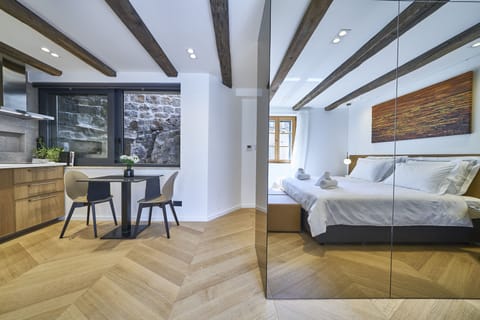 Deluxe Studio | Living area | Flat-screen TV, heated floors