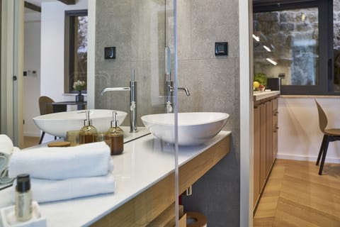 Deluxe Studio | Bathroom sink