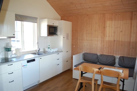 Cabin (6 Beds) | Private kitchen | Fridge, microwave, stovetop, dishwasher
