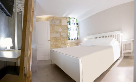 Superior Double Room, 1 King Bed | Premium bedding, minibar, free WiFi, bed sheets