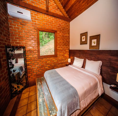 Chalé Luxo | 1 bedroom, minibar, desk, bed sheets