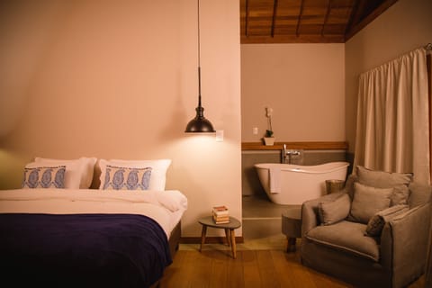 Chalé Premium | 1 bedroom, minibar, desk, bed sheets