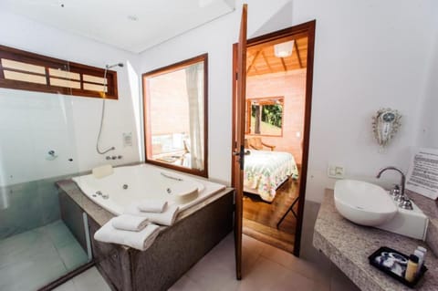 Suíte Master | 1 bedroom, minibar, desk, bed sheets