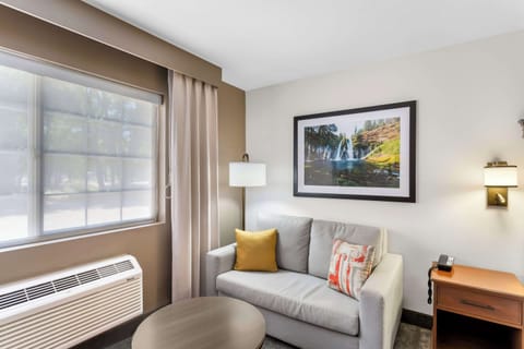 Premium bedding, pillowtop beds, in-room safe, desk