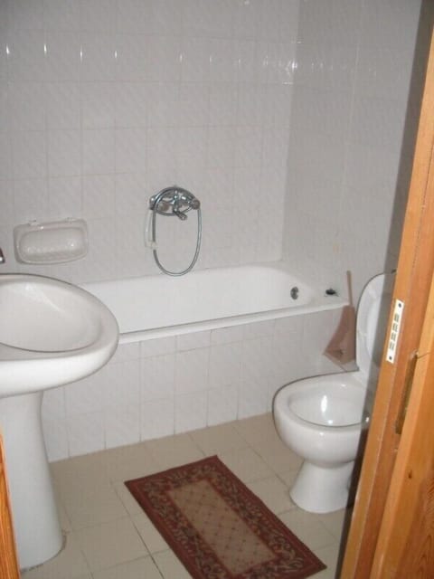 Bathtub, deep soaking tub, free toiletries, hair dryer