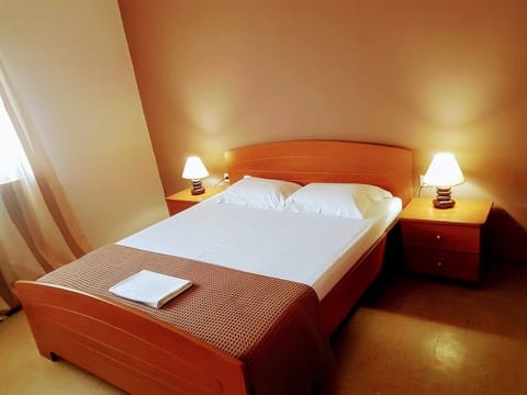 2 bedrooms, individually decorated, individually furnished