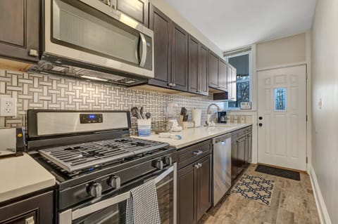 Dishwasher, gas stove, microwave and all the kitchen equipment to make meals!