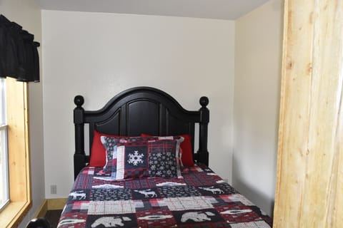 Front bedroom - queen bed