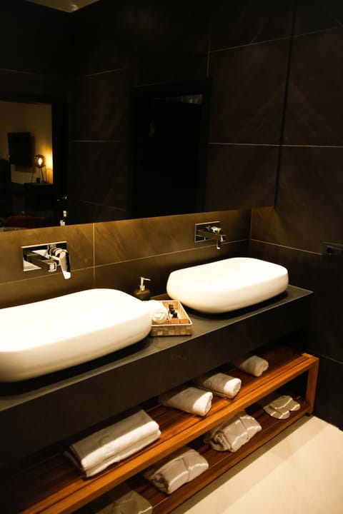 Executive Suite, 1 Queen Bed, City View | Bathroom | Shower, free toiletries, hair dryer, bathrobes