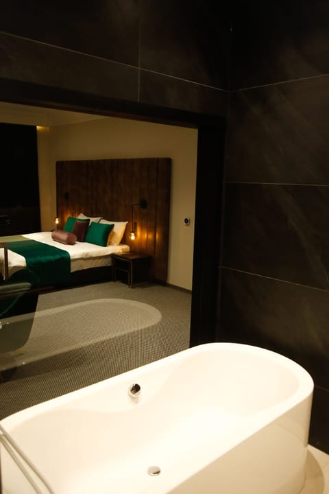 Executive Suite, 1 Queen Bed, City View | Deep soaking bathtub