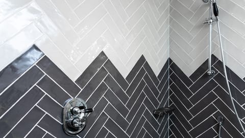 Standard Room, 1 King Bed | Premium bedding, in-room safe, desk, laptop workspace