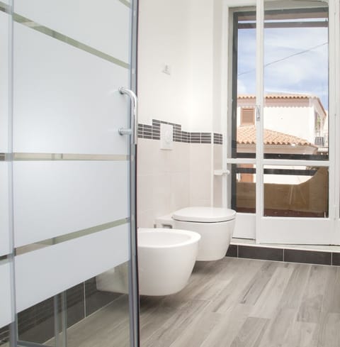 Double Room | Bathroom | Shower, hair dryer, bidet, towels