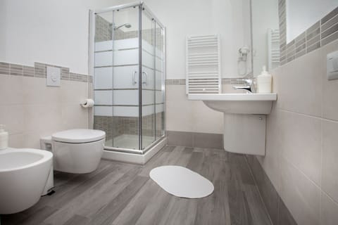 Double Room | Bathroom | Shower, hair dryer, bidet, towels