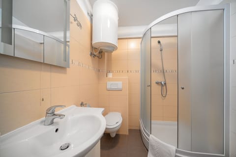 Shower, free toiletries, towels