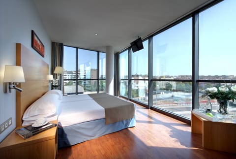 Junior Suite | Minibar, in-room safe, desk, blackout drapes
