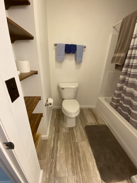 Comfort Room, 1 King Bed | Bathroom | Combined shower/tub, towels