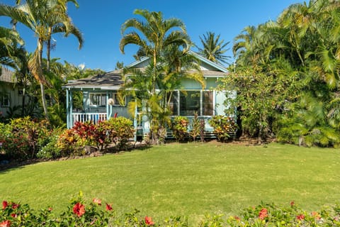 BABY BEACH BUNGALOW 1 FRONT YARD AREA