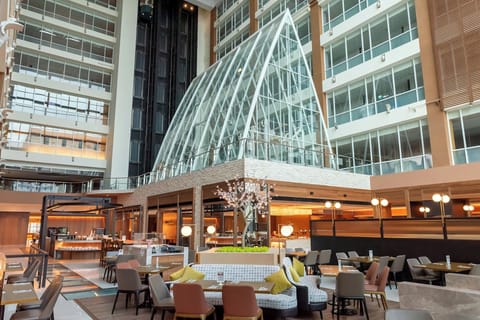 3 restaurants; breakfast, lunch, and dinner served