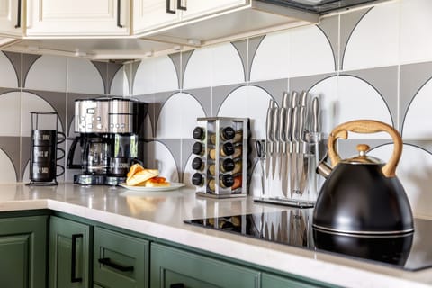 Traditional coffee maker w/ single cup option + tea kettle.