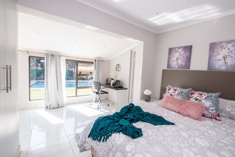 Business Studio Suite, 1 Queen Bed | 1 bedroom, soundproofing, iron/ironing board, free WiFi