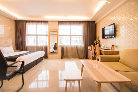 Deluxe Room, 1 King Bed | Minibar, desk, blackout drapes, soundproofing